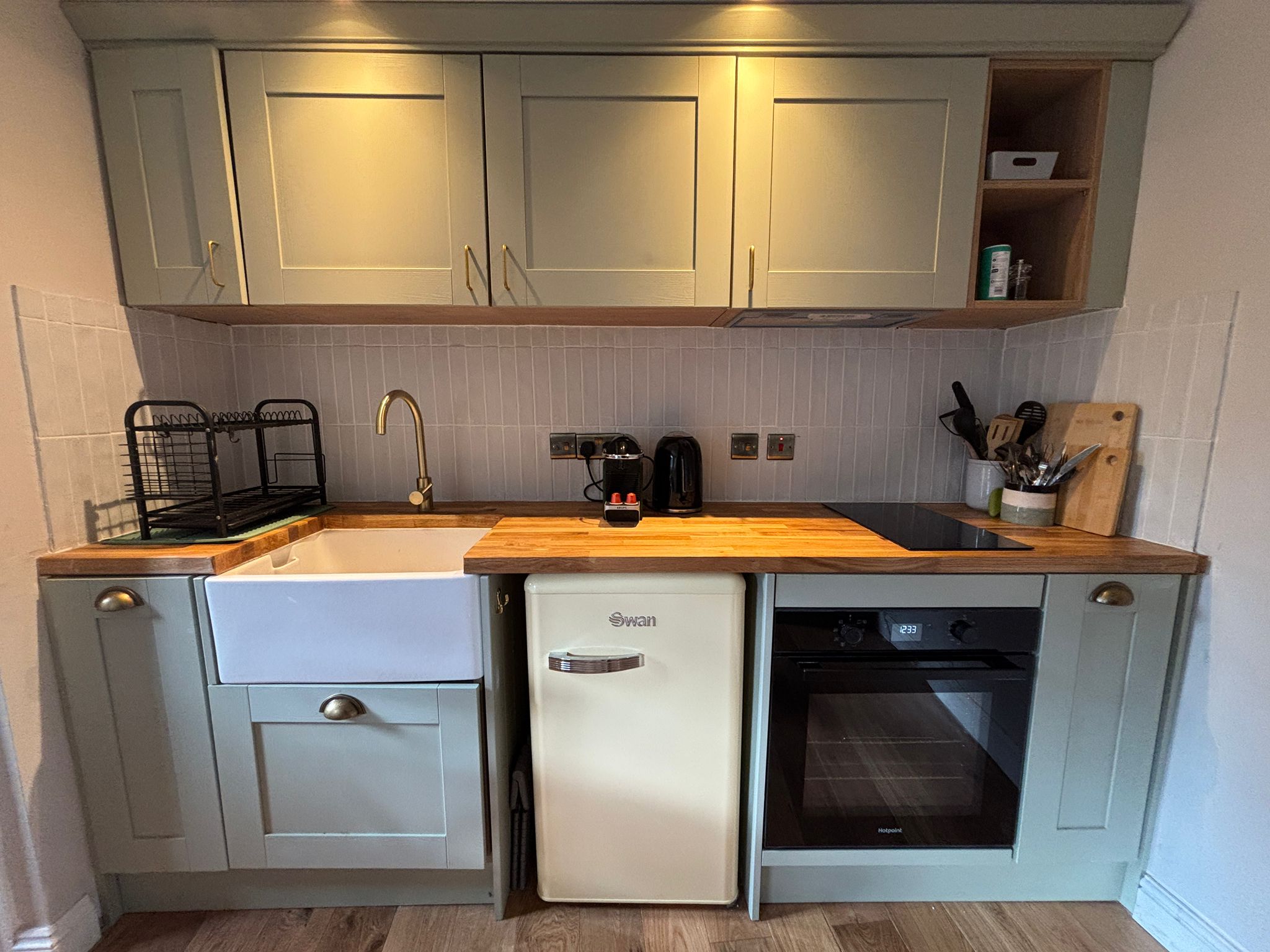 Fully equipped cottage kitchenette